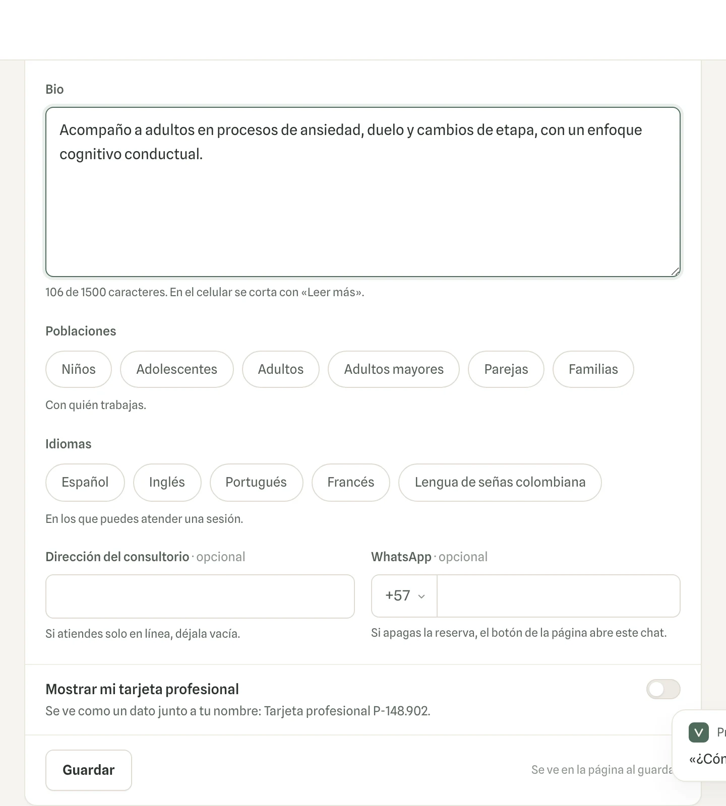 Captura en computador del paso 2: Escribe el «Titular» y la «Bio», y elige con quién trabajas y en qué idiomas atiendes. Tu profesión, tus especialidades y tus enfoques vienen de «Perfil profesional». Haz clic en «Guardar».