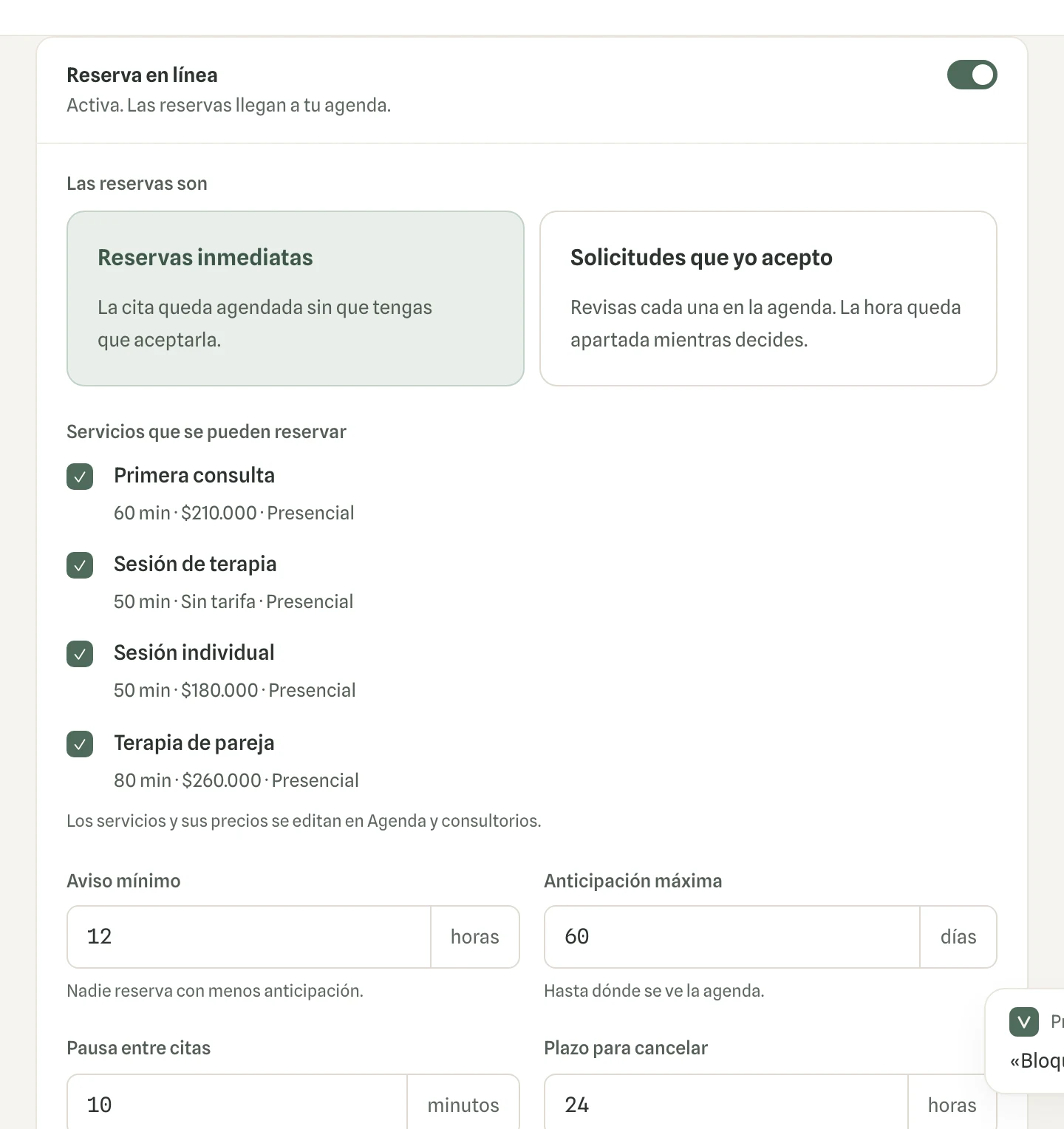Captura en computador del paso 2: En «Las reservas son», deja «Reservas inmediatas» para que la cita quede agendada sin que tengas que aceptarla, o elige «Solicitudes que yo acepto» para revisar cada una. Marca los servicios que se pueden reservar, ajusta el aviso mínimo, la anticipación máxima, la pausa entre citas y el plazo para cancelar, y haz clic en «Guardar».