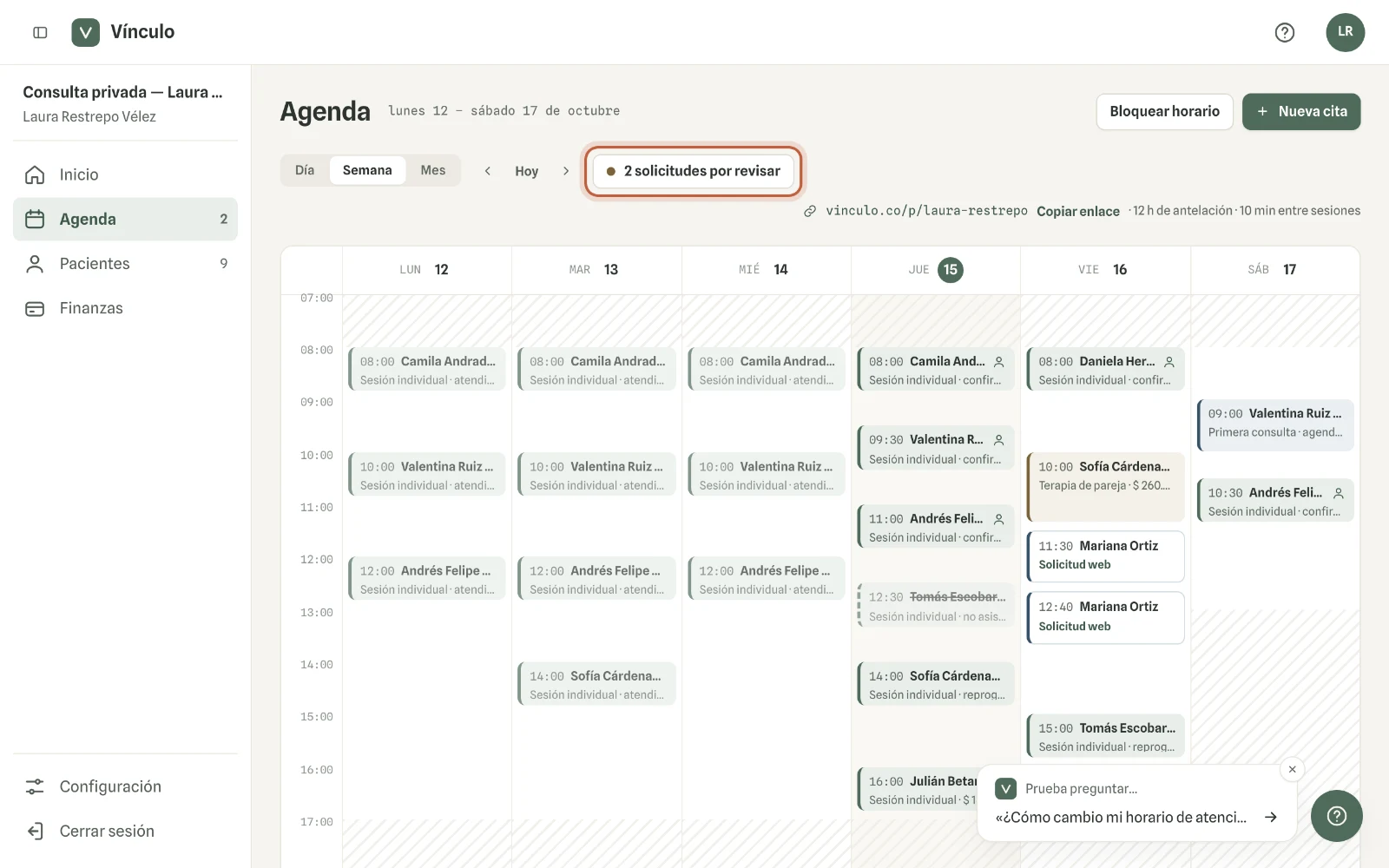Captura en computador del paso 1: En Agenda, haz clic en el botón que cuenta tus solicitudes, por ejemplo «2 solicitudes por revisar». La lista pone primero la más próxima a vencer.