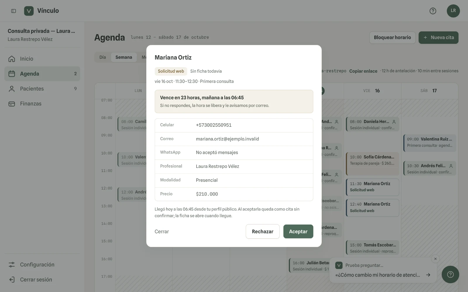 Captura en computador del paso 2: Abre la solicitud. Ves el servicio, el día y la hora, los datos de contacto y si la persona aceptó mensajes por WhatsApp.
