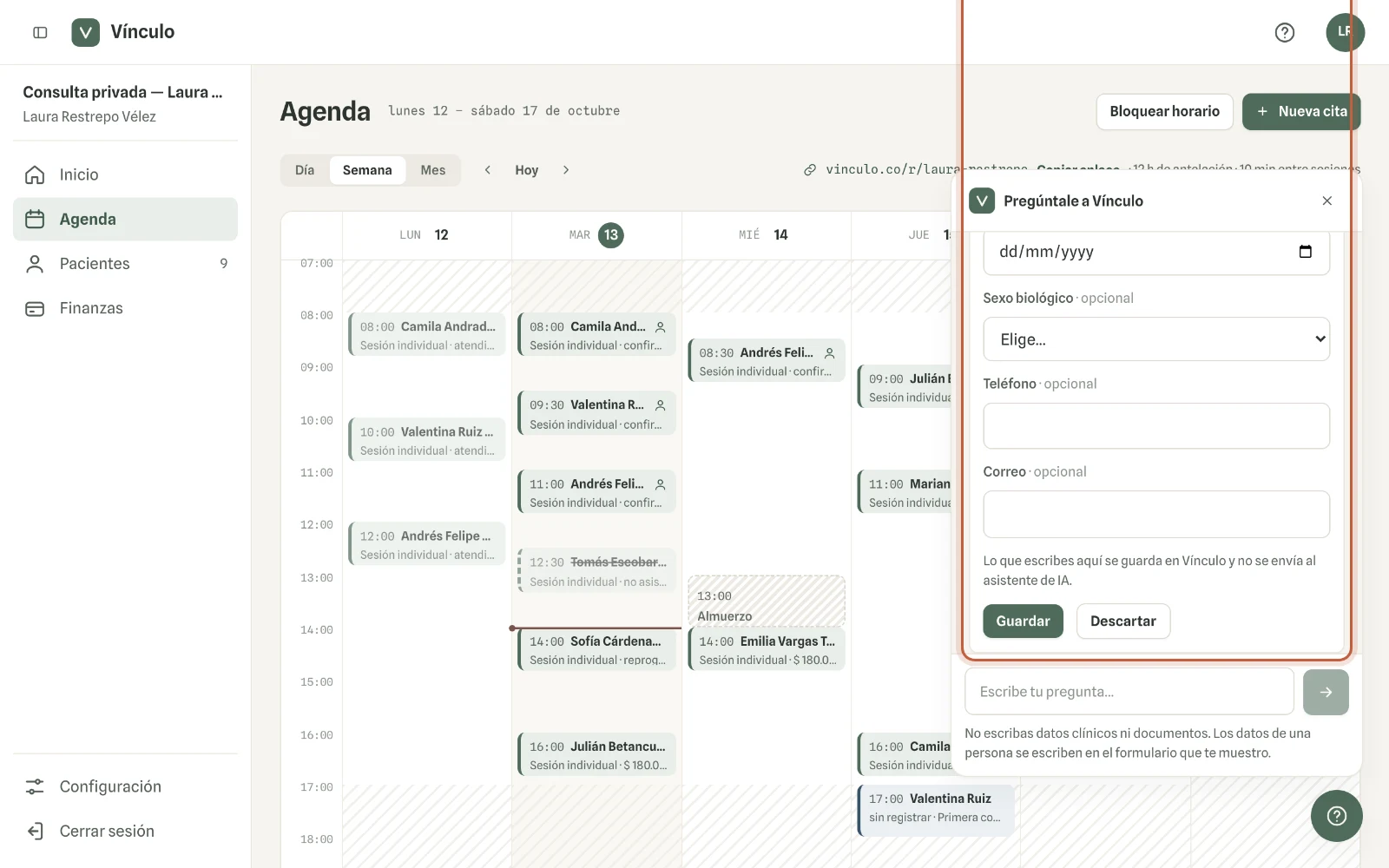 Captura en computador del paso 2: Llena el formulario que aparece en el chat y haz clic en «Guardar».