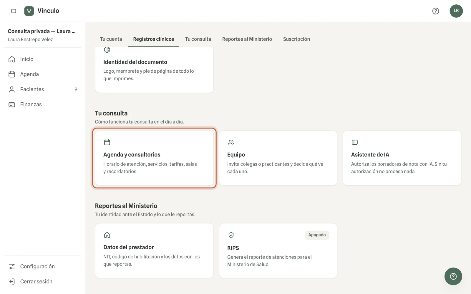 Captura en computador del paso 1: Entra a Configuración y, en «Tu consulta», haz clic en «Agenda y consultorios».