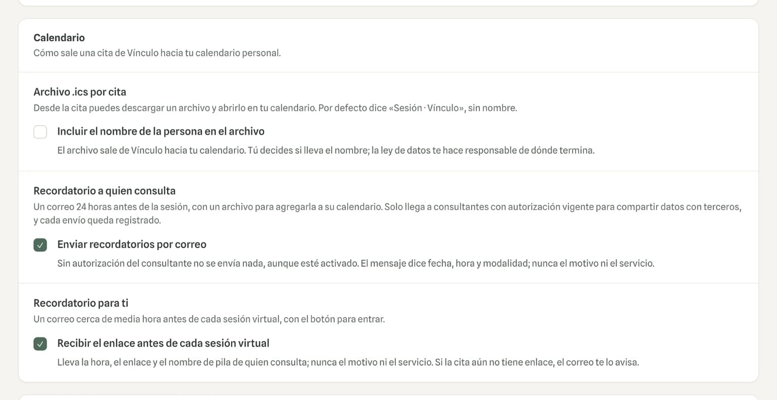 Captura en computador del paso 1: En Configuración → «Agenda y consultorios», baja hasta «Calendario» y marca «Incluir el nombre de la persona en el archivo» si quieres verlo en tu calendario.