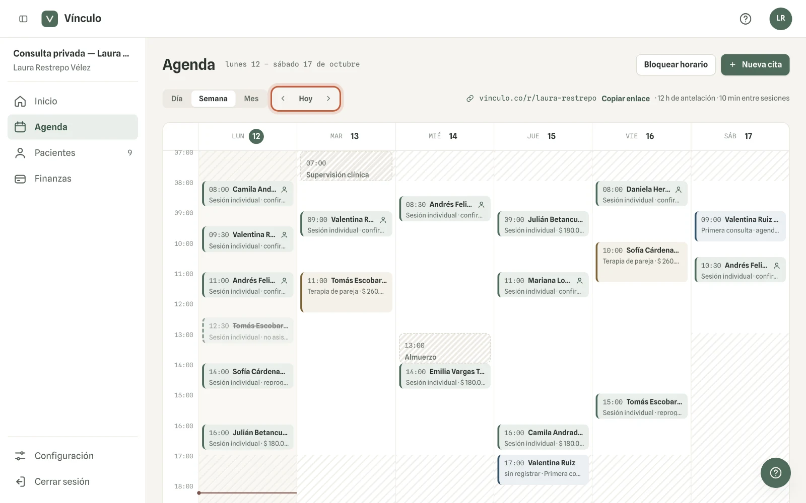 Captura en computador del paso 1: Las flechas te llevan al día, la semana o el mes anterior y siguiente, según la vista. «Hoy» te devuelve a la fecha actual.