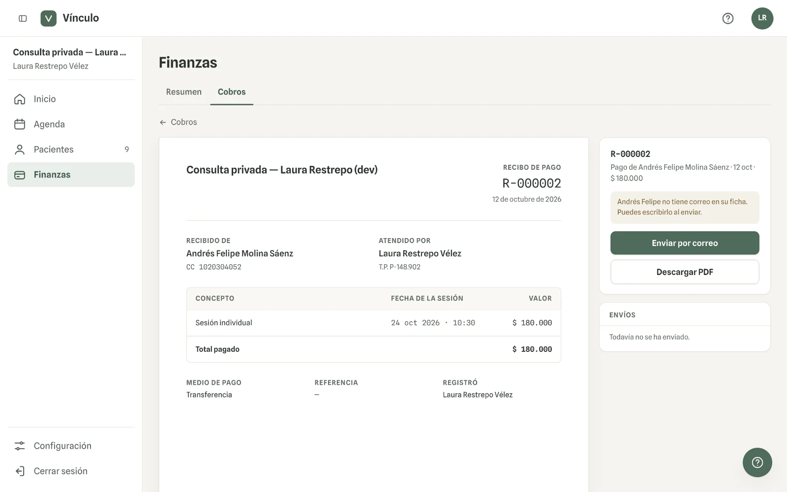 Captura en computador del paso 1: Por cada pago, un recibo numerado en PDF con quién pagó, quién atendió, el concepto, el valor y el medio de pago.