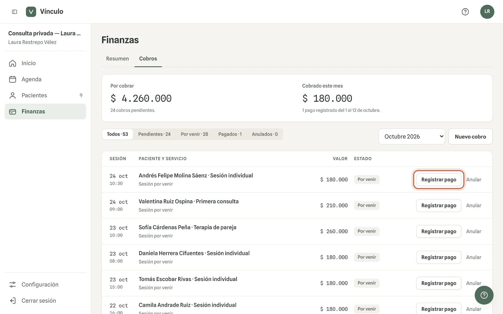 Captura en computador del paso 1: En Finanzas → Cobros, busca el cobro y haz clic en «Registrar pago».