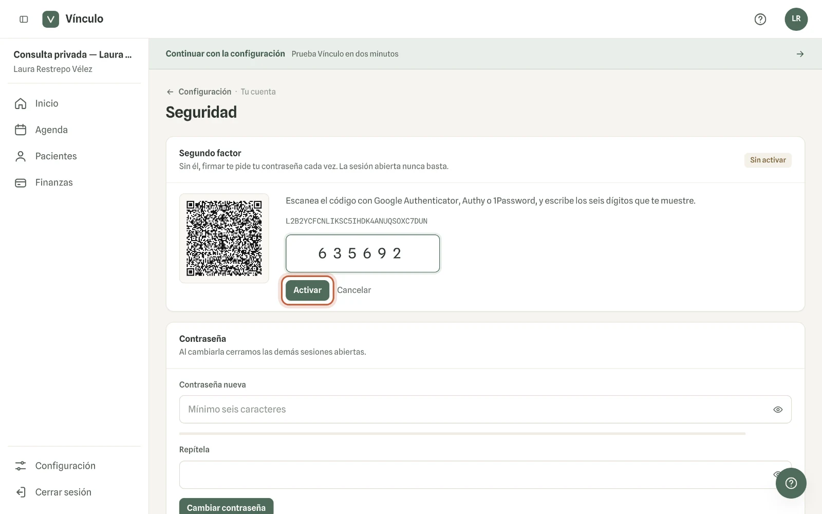 Captura en computador del paso 2: Escanea el código QR con Google Authenticator, Authy o 1Password. Escribe los seis dígitos que te muestra la aplicación y haz clic en «Activar».