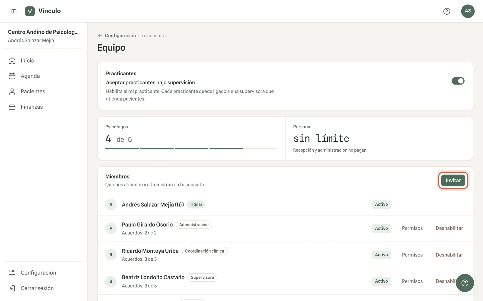 Captura en computador del paso 1: Entra a Configuración → Equipo y haz clic en «Invitar».