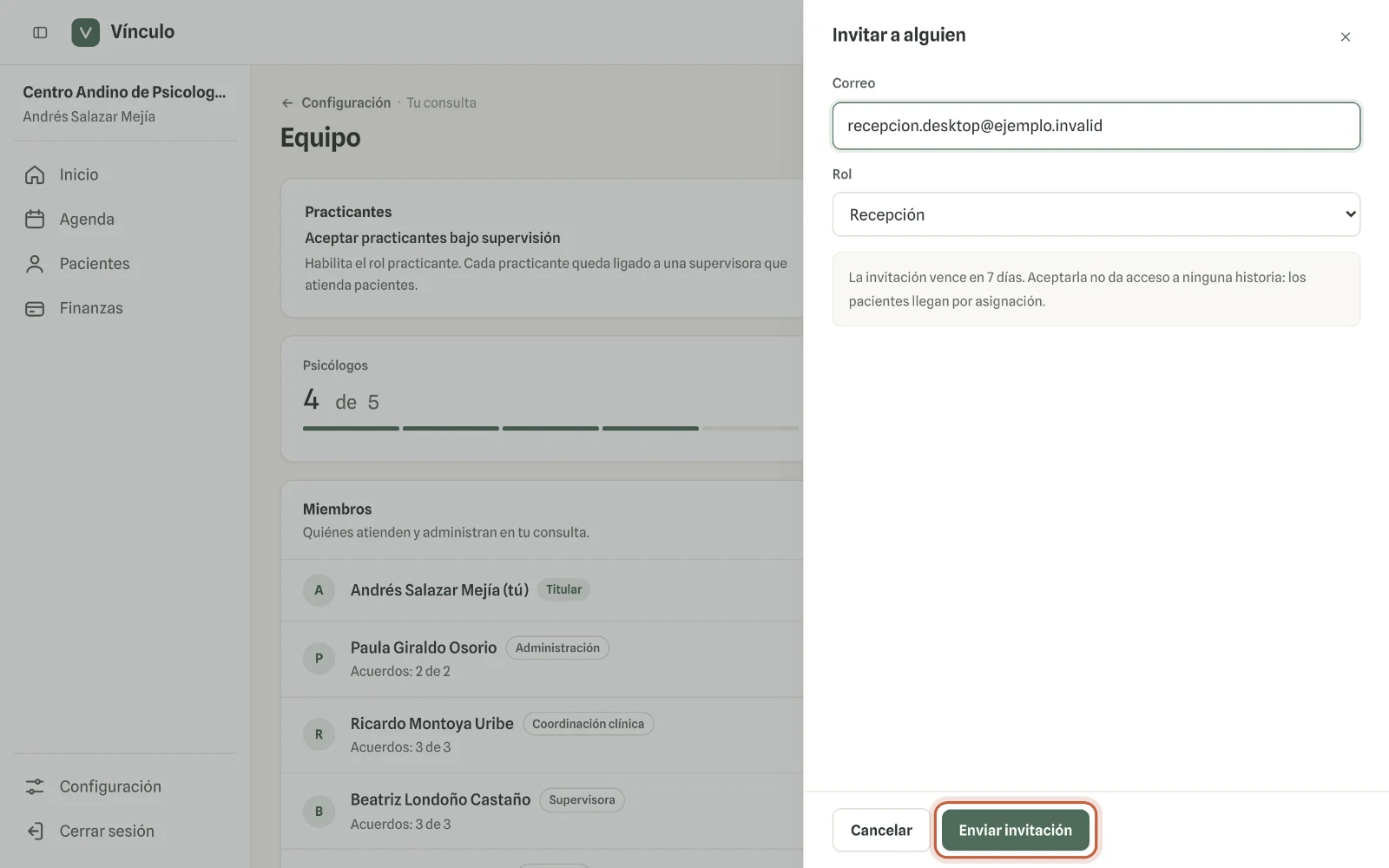 Captura en computador del paso 2: Escribe el correo de la persona y elige su rol. Haz clic en «Enviar invitación».