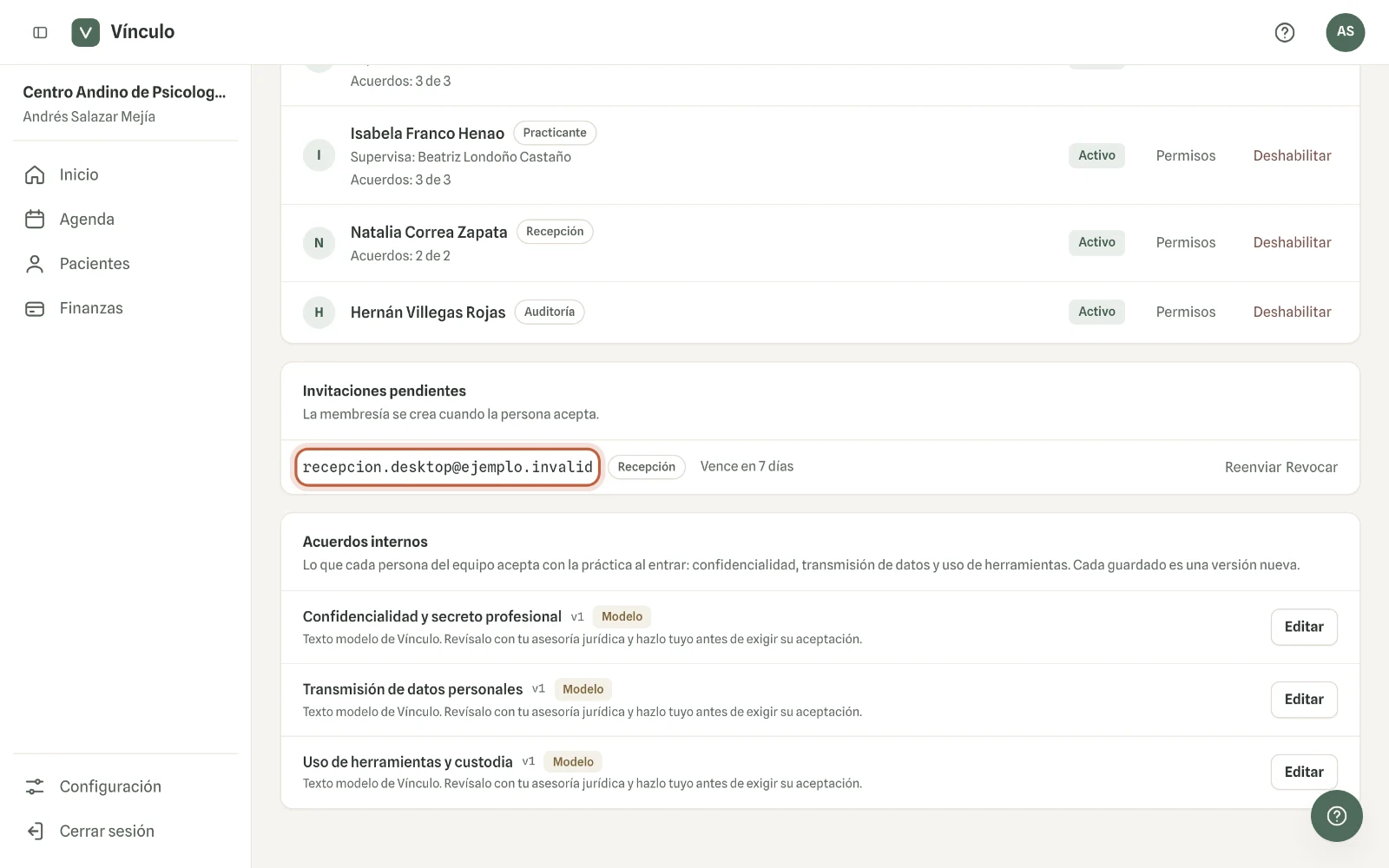 Captura en computador del paso 3: La invitación queda en «Invitaciones pendientes» con los días que le quedan. Desde ahí puedes reenviarla o revocarla.