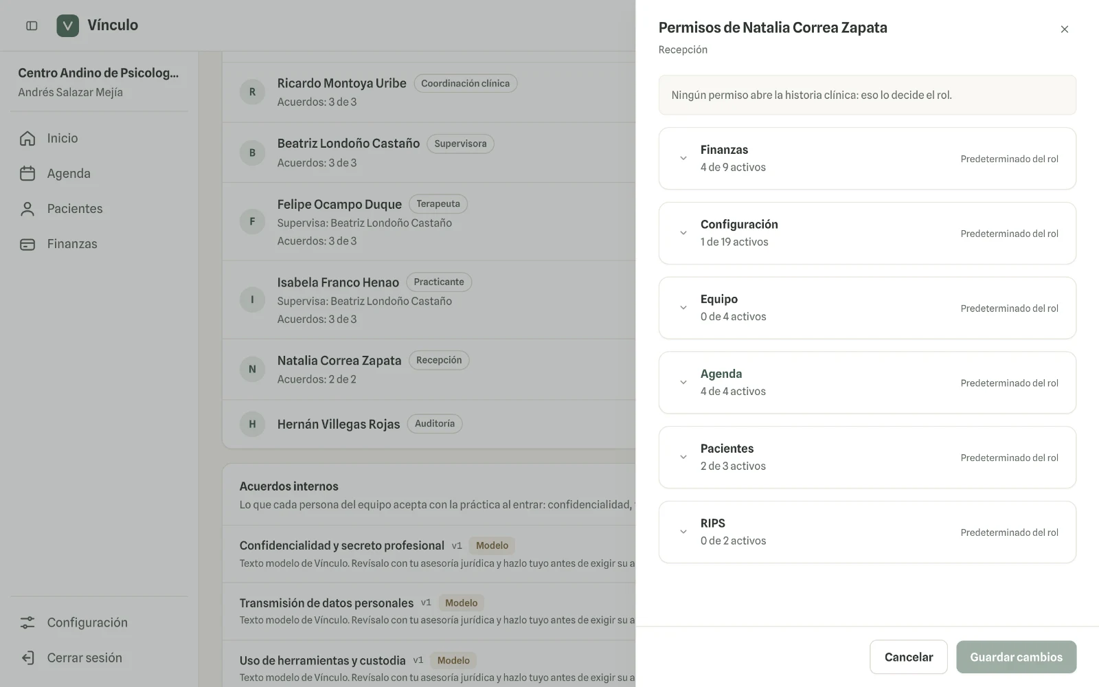 Captura en computador del paso 2: Se abre su lista por módulo: Finanzas, Configuración, Equipo, Agenda, Pacientes y RIPS. Cada módulo dice cuántos permisos tiene activos.