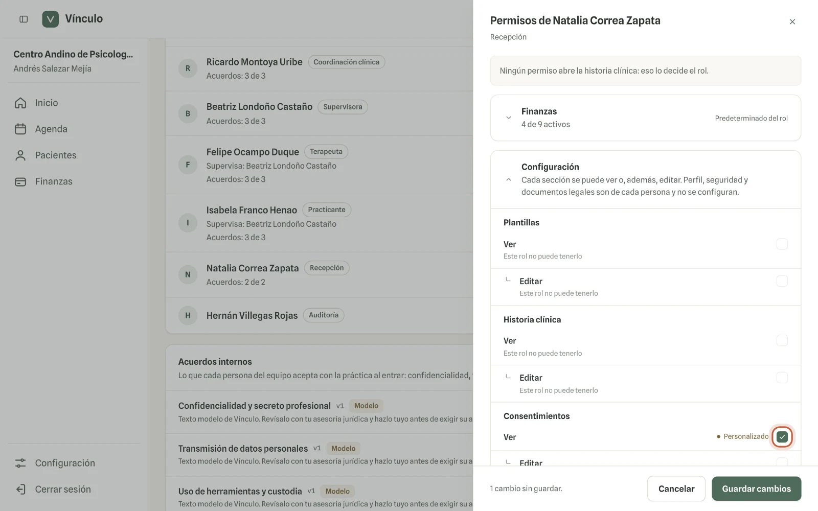 Captura en computador del paso 1: Abre un módulo y marca o desmarca el permiso. Lo que cambias queda señalado como «Personalizado».