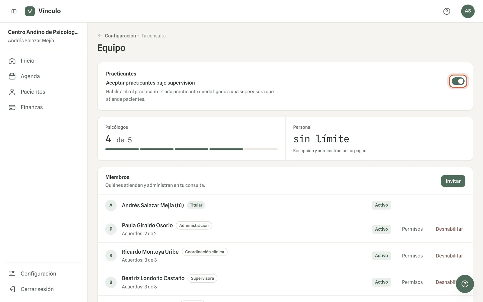 Captura en computador del paso 1: En Configuración → Equipo enciende «Aceptar practicantes bajo supervisión». Mientras esté apagado, el rol «Practicante» no se puede invitar.