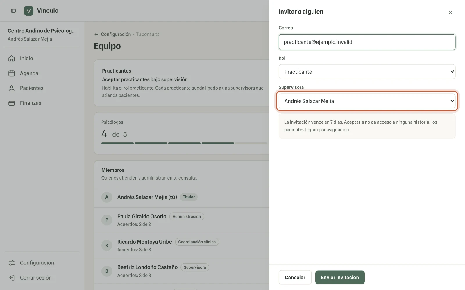 Captura en computador del paso 1: Haz clic en «Invitar», elige el rol «Practicante» y, en «Supervisora», a quien va a firmar sus notas. Luego envía la invitación.