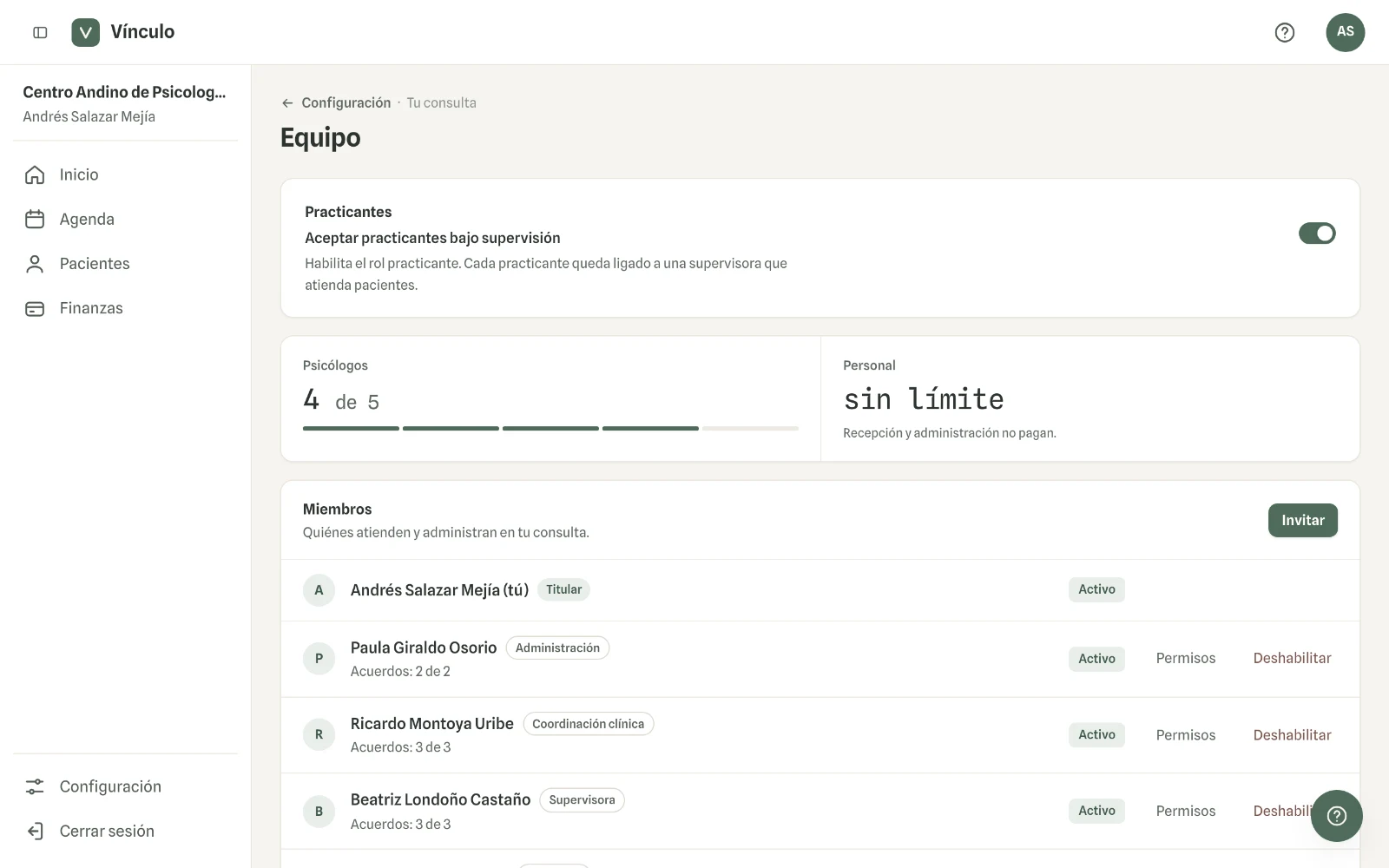 Captura en computador del paso 1: En Configuración → Equipo cada persona aparece con su rol junto al nombre.