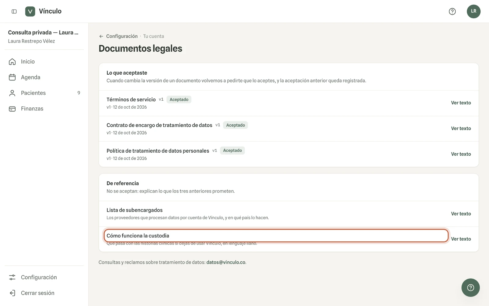 Captura en computador del paso 1: En Configuración → Documentos legales, «Cómo funciona la custodia» explica en lenguaje llano qué pasa con las historias si dejas de usar Vínculo.