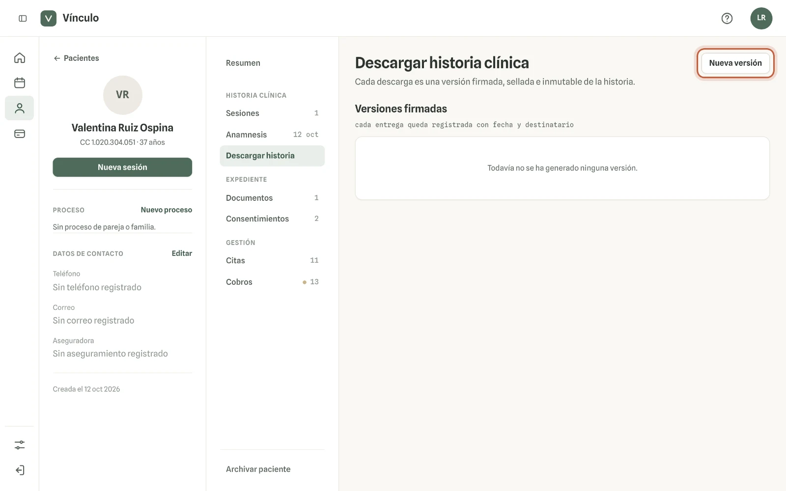 Captura en computador del paso 1: Abre la ficha de la persona y, bajo «Historia clínica», entra a «Descargar historia». Haz clic en «Nueva versión».
