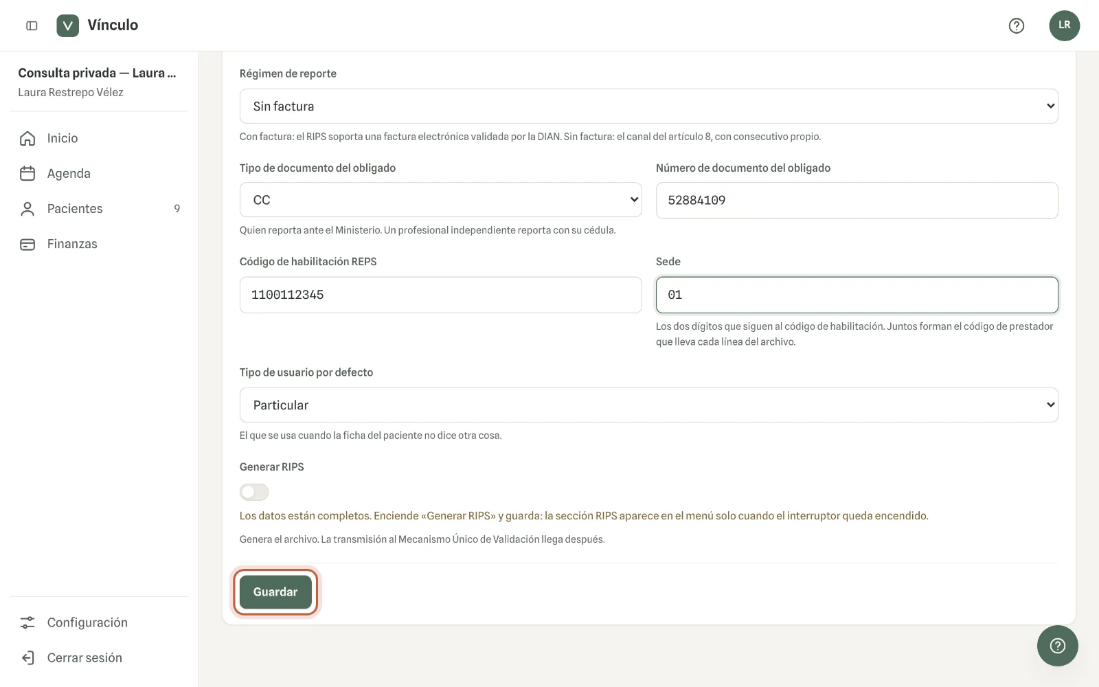 Captura en computador del paso 1: Entra a Configuración → RIPS. Elige el régimen de reporte y completa el documento de quien reporta, el código de habilitación REPS y la sede. Haz clic en «Guardar».