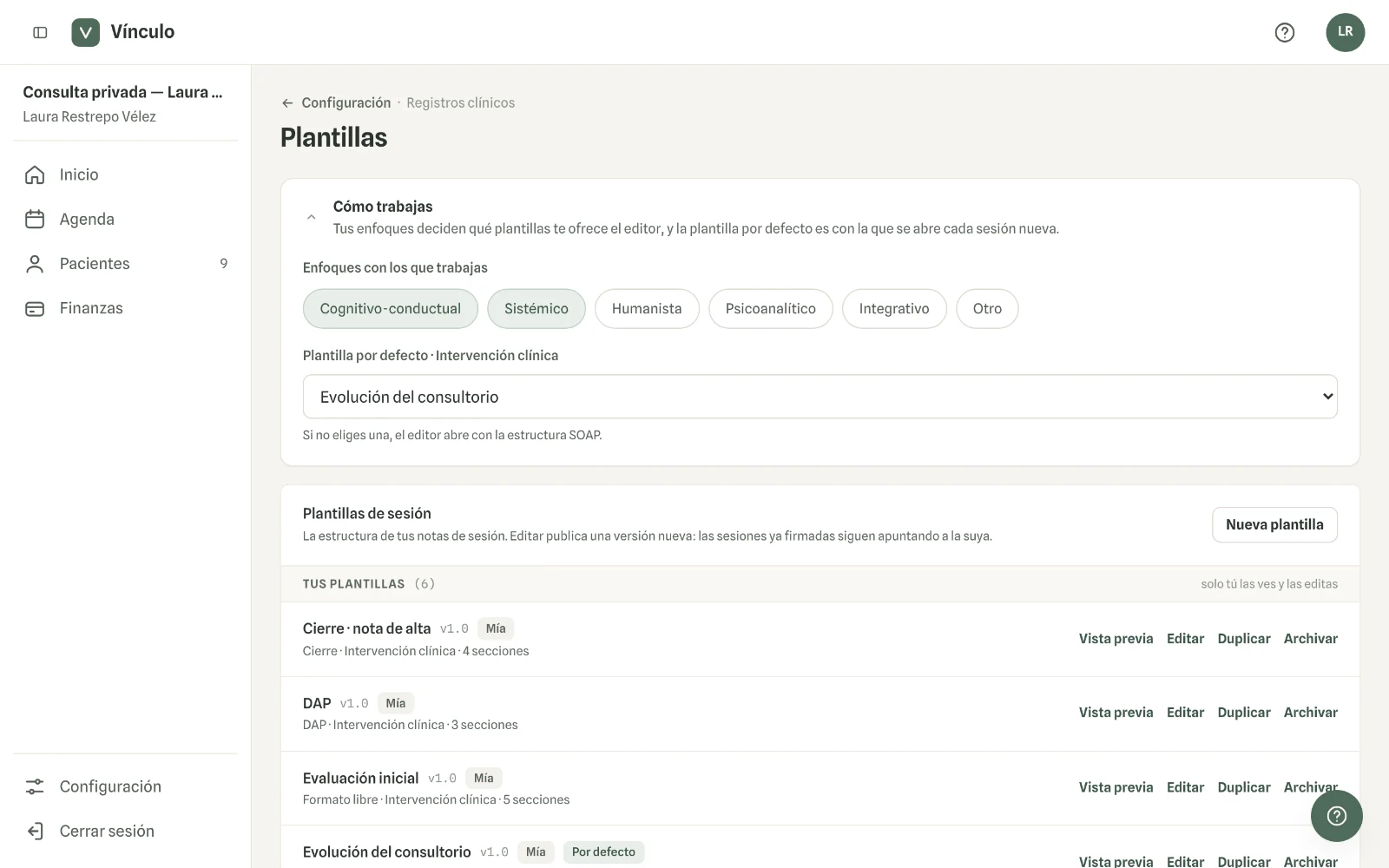 Captura en computador del paso 1: Entra a Configuración → Plantillas. En «Cómo trabajas» eliges tus enfoques y la plantilla con la que se abre cada sesión nueva.