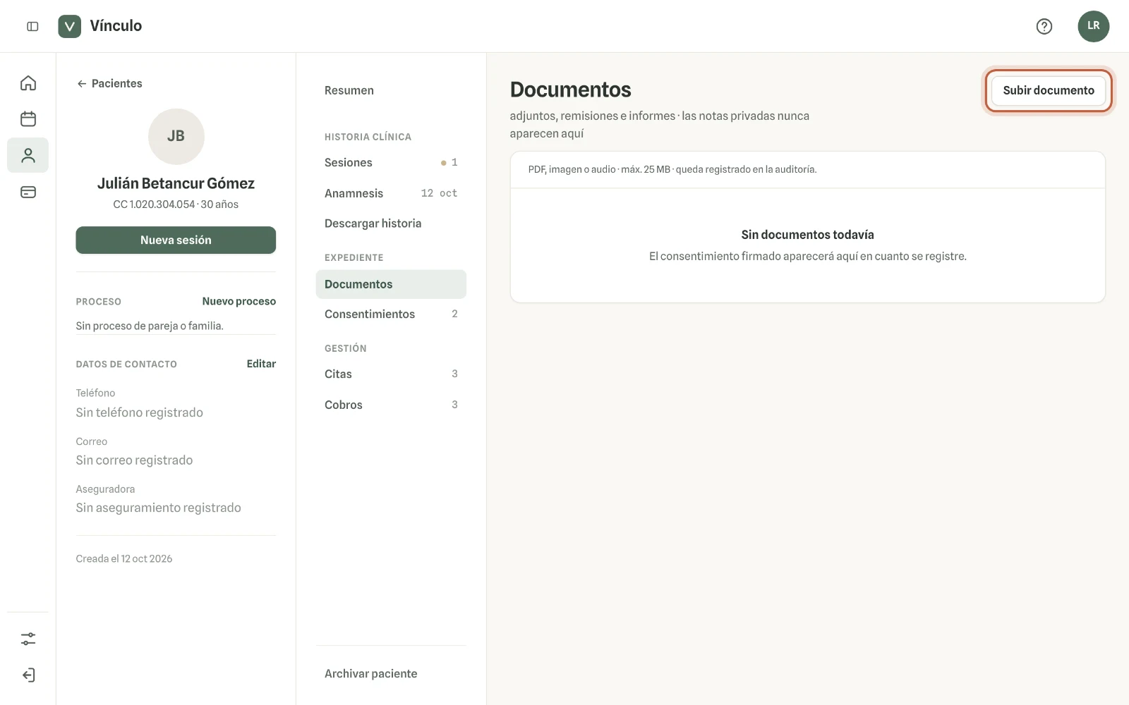 Captura en computador del paso 2: Haz clic en «Subir documento» y elige el archivo. Se sube apenas lo eliges, sin un paso de confirmación.