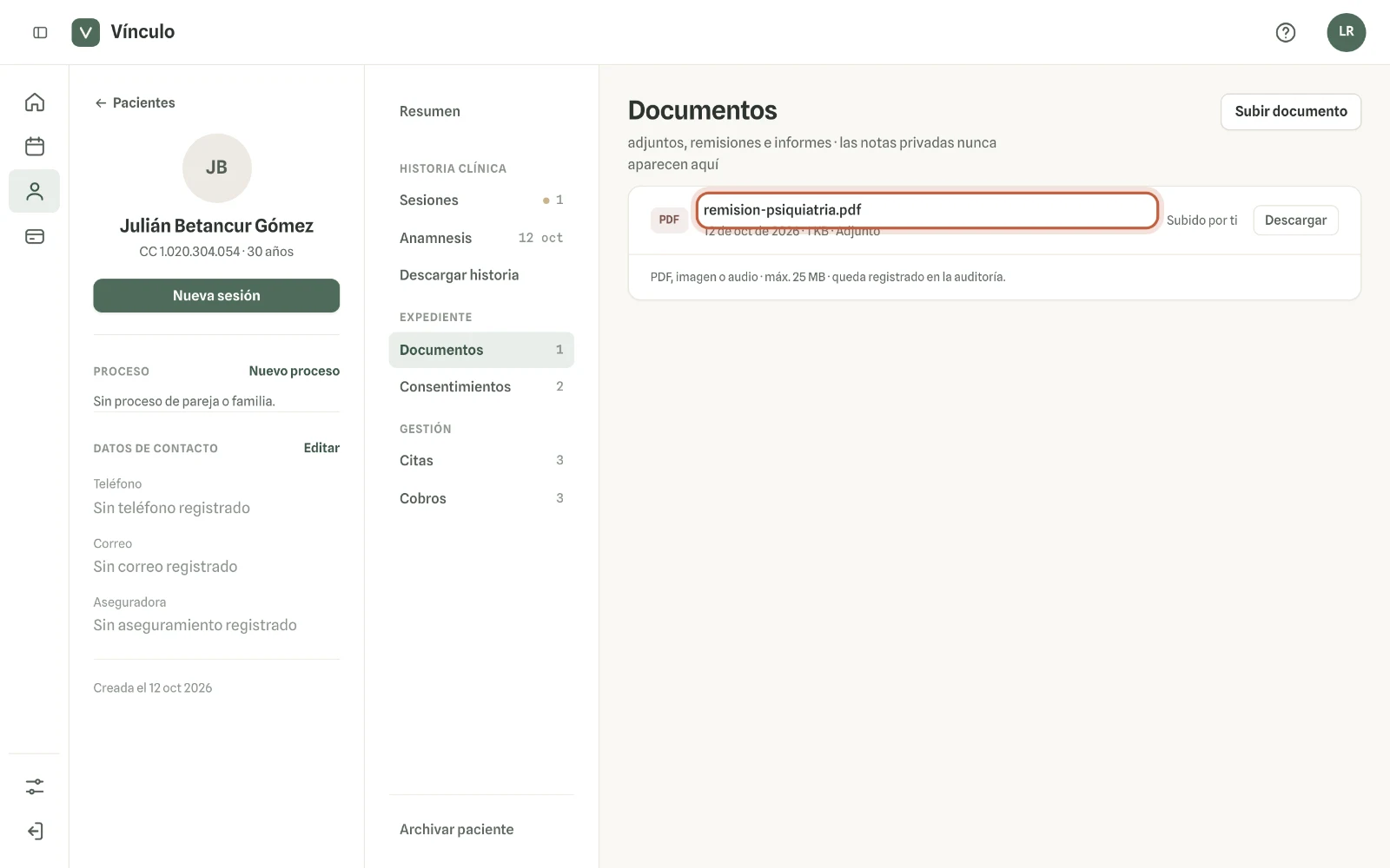 Captura en computador del paso 3: El documento queda en la lista con su fecha, su tamaño y quién lo subió. Con «Descargar» lo abres cuando lo necesites.
