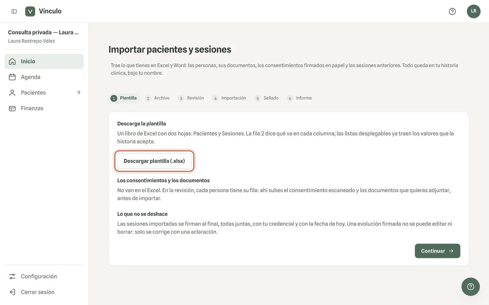 Captura en computador del paso 2: Haz clic en «Descargar plantilla (.xlsx)». Ábrela, llena la hoja «Pacientes» con una fila por persona y guárdala. Luego haz clic en «Continuar».