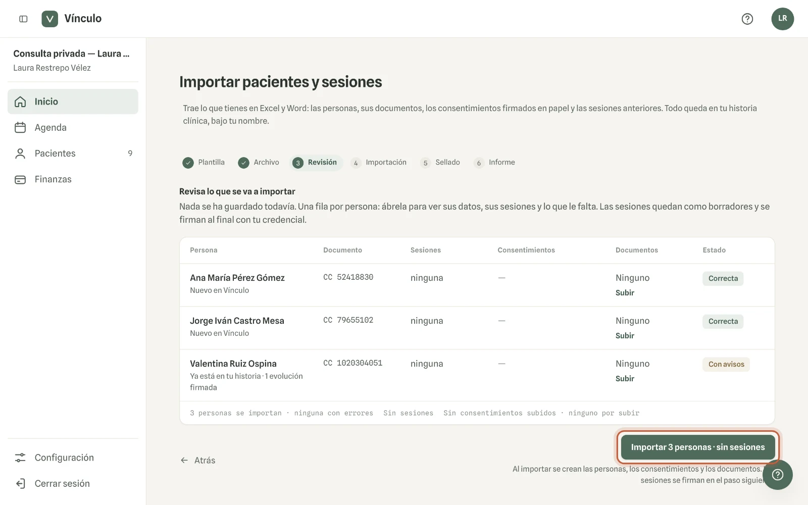 Captura en computador del paso 4: Revisa la tabla: hay una fila por persona, y todavía no se ha guardado nada. Las filas con error se señalan y no se importan. Haz clic en «Importar…».