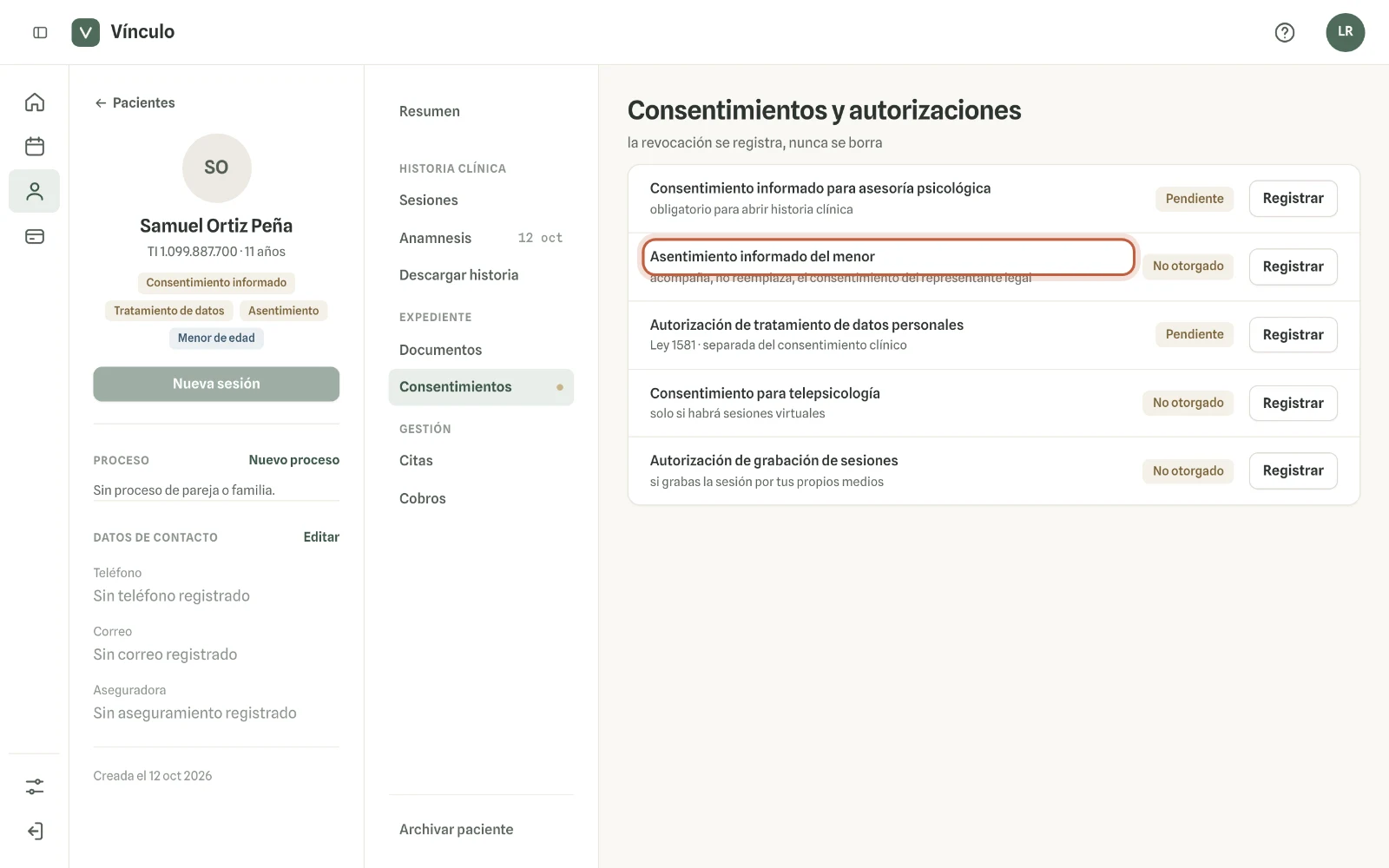 Captura en computador del paso 1: Abre la ficha del menor y entra a Consentimientos. Cada documento pendiente tiene su botón «Registrar».