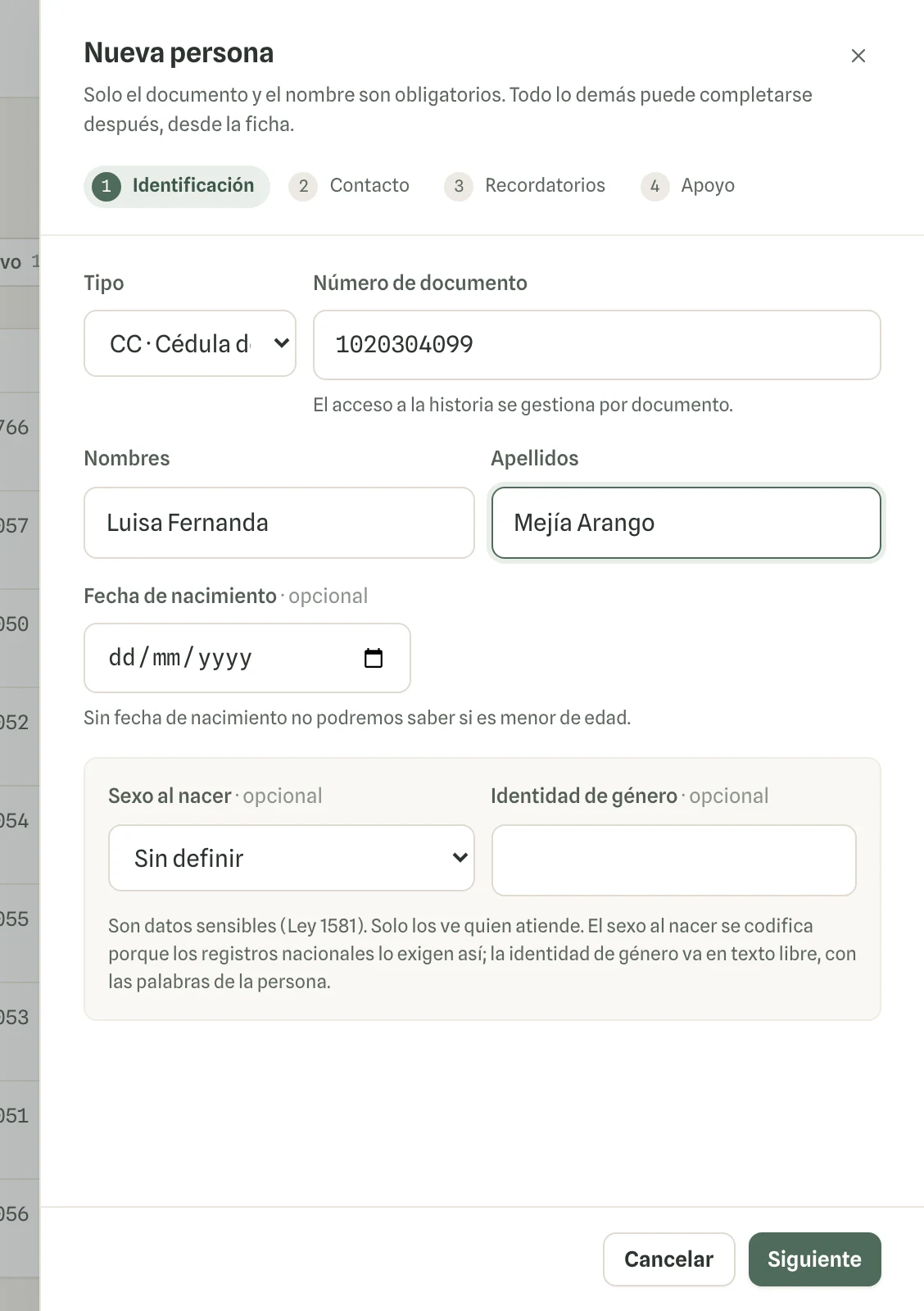 Captura en computador del paso 2: En «Identificación», elige el tipo de documento y escribe el número, los nombres y los apellidos. Haz clic en «Siguiente».