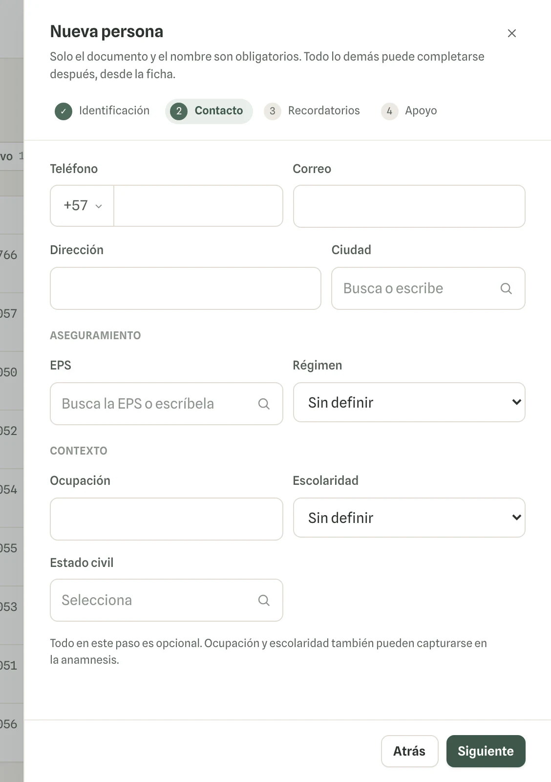Captura en computador del paso 3: «Contacto» y «Recordatorios» son opcionales: teléfono, correo, ciudad, EPS. Puedes pasar con «Siguiente» y completarlos después desde la ficha.