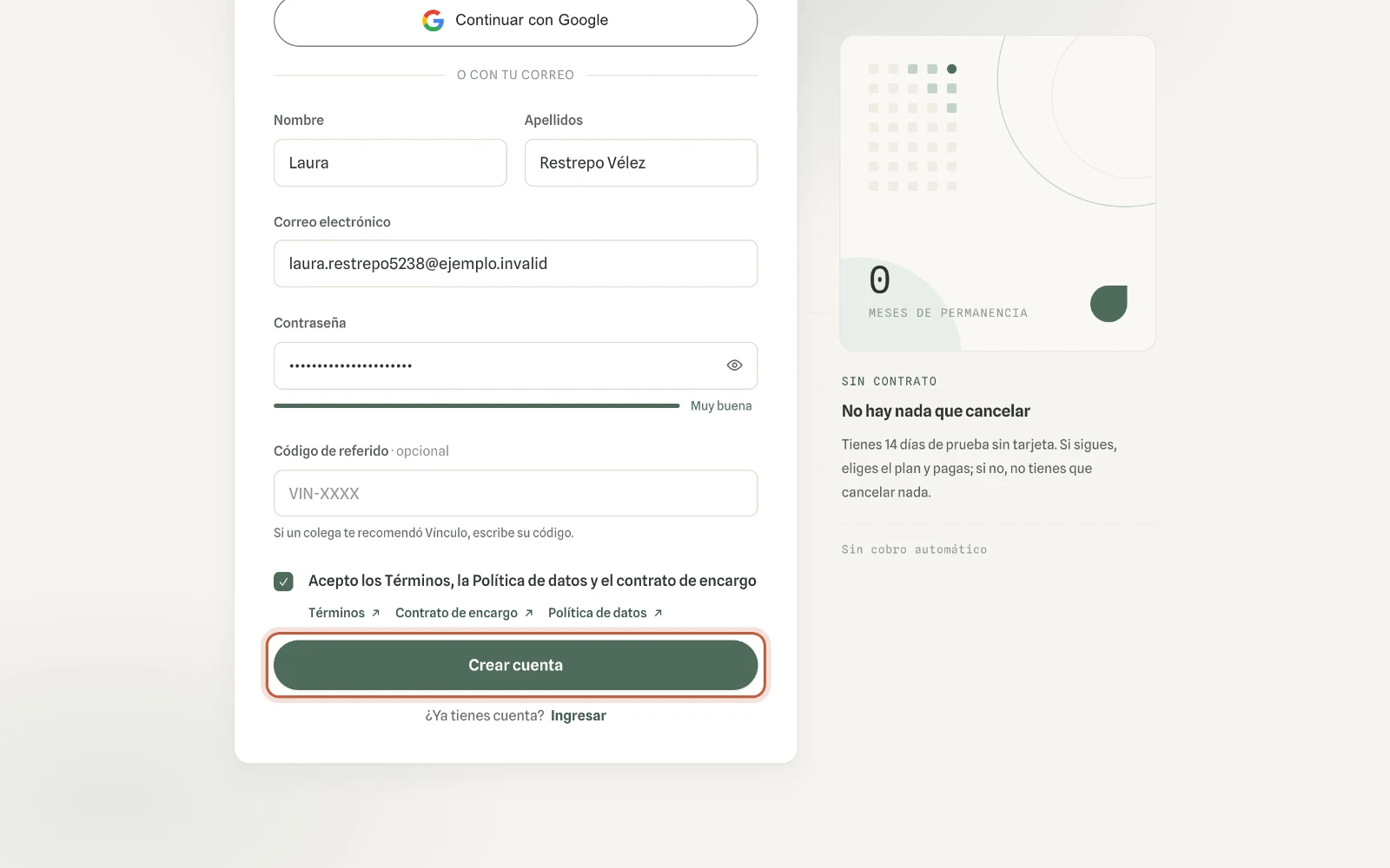 Captura en computador del paso 1: En vinculoapp.co abre la página «Crea tu cuenta». Escribe tu nombre, tus apellidos, tu correo y una contraseña de al menos seis caracteres. Marca la casilla que acepta los Términos, la Política de datos y el contrato de encargo, y haz clic en «Crear cuenta».