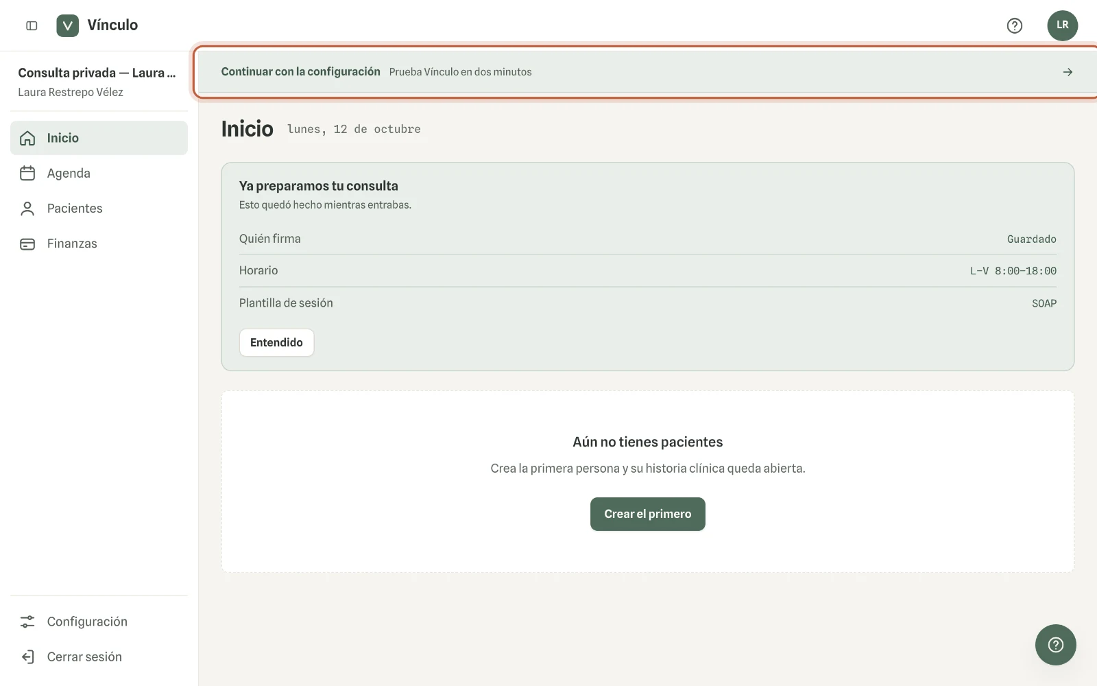 Captura en computador del paso 1: Arriba de tu panel está la barra «Continuar con la configuración», con el paso que sigue. Haz clic en ella.