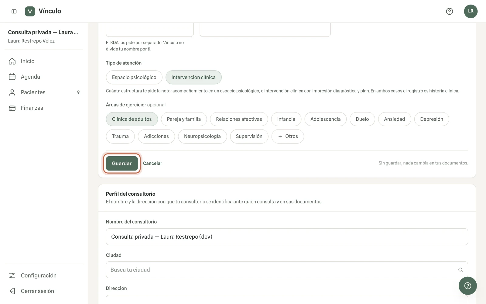 Captura en computador del paso 2: Completa tu documento, tu teléfono, tus apellidos por separado, tu campo disciplinar y tus áreas de ejercicio. Haz clic en «Guardar». Mientras no guardes, nada cambia.
