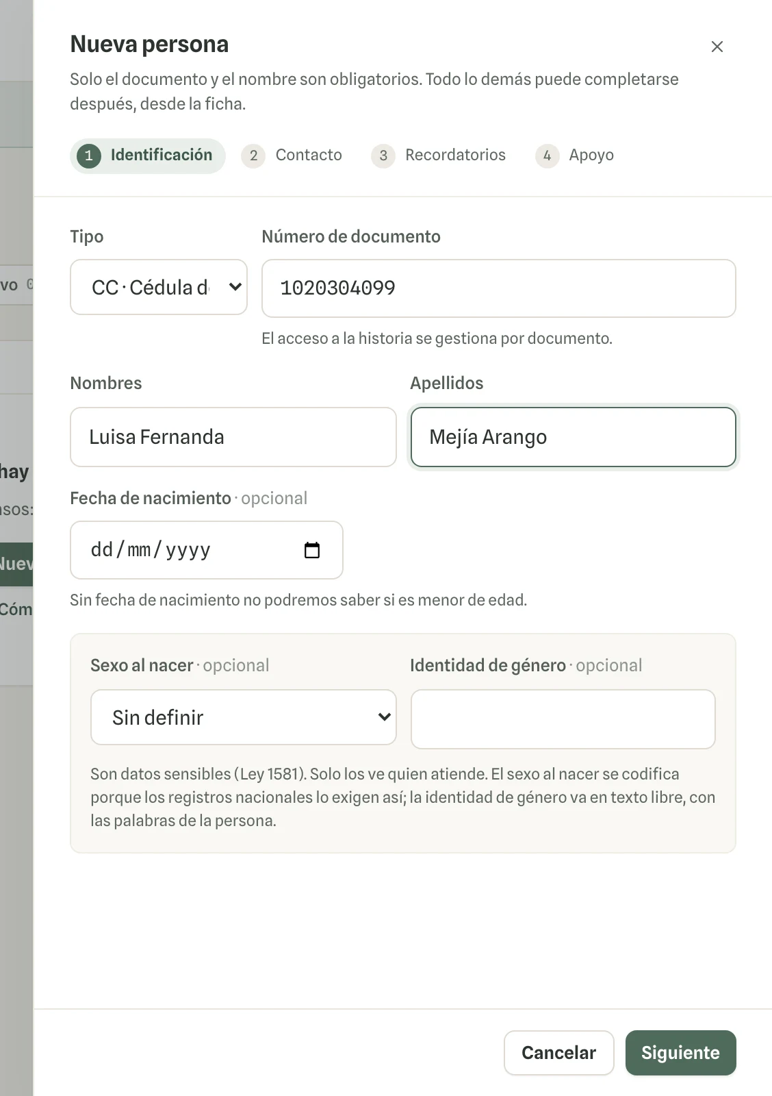 Captura en computador del paso 2: Elige el tipo de documento y escribe el número, los nombres y los apellidos. La fecha de nacimiento es opcional, pero sin ella Vínculo no puede saber si es menor de edad.